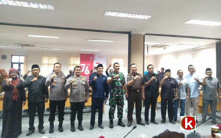 Pimpinan dan Anggota DPRD Kabupaten Blitar bersama Jajaran Forkopimda Kabupaten Blitar (foto : Faisal NR / Klikwarta.com)