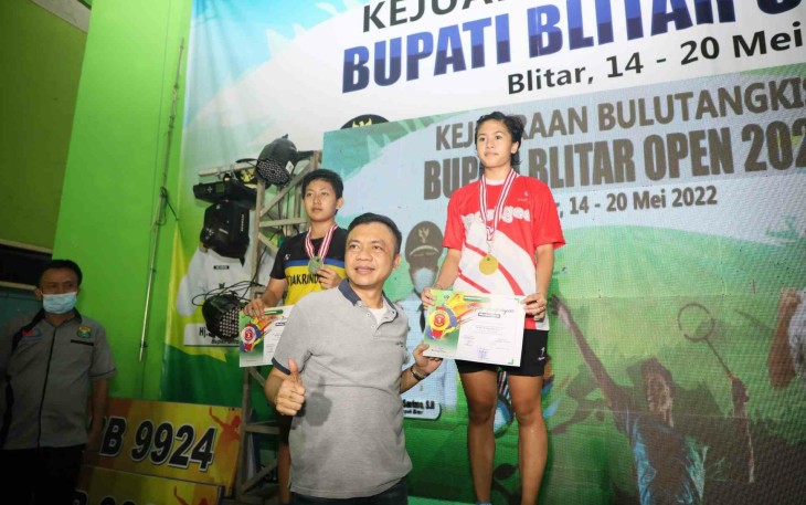 Wakil Bupati Blitar Rahmat Santoso Ketika Serahkan Piagam Penghargaan ke Pemenang Kejuaraan BBO Tahun 2022