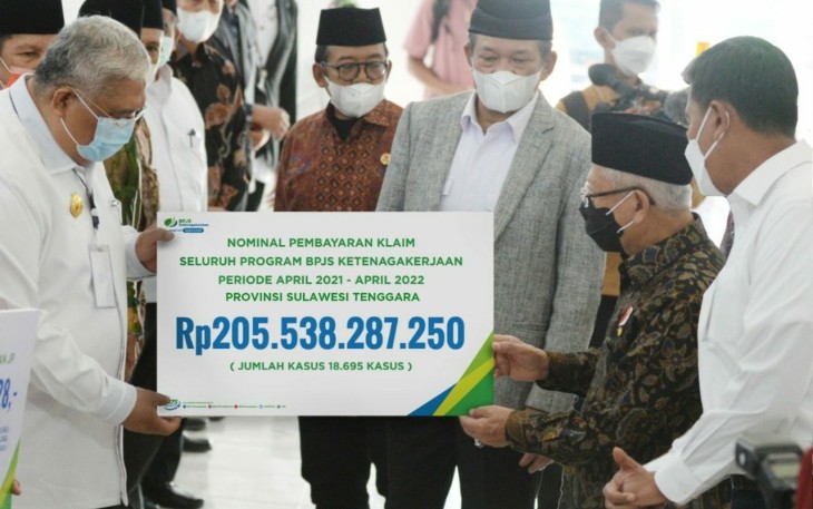 Wapres Ma'ruf Amin Ketika Serahkan Santunan Kematian ke Ahli Waris