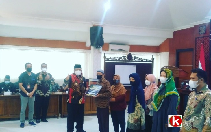 Walikota Santoso saat Berikan Bantuan Renovasi RTLH ke Warga Penerima Manfaat (foto : Faisal NR)