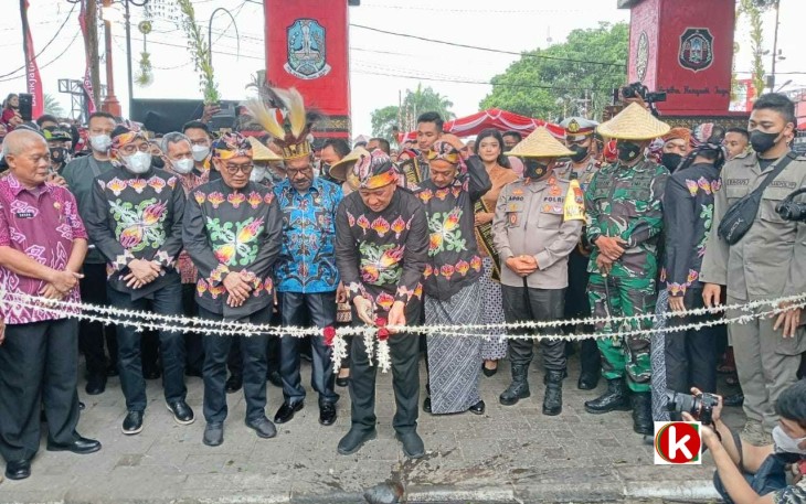 Menteri Koperasi dan UKM Republik Indonesia Teten Masduki Saat Memotong Pita Tali Bunga Penanda Dibukanya Bazar Blitar Djadoel Kota Blitar Tahun 2022 (foto : Faisal NR / Klikwarta.com)