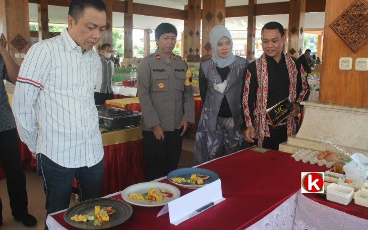 Wakil Bupati Blitar Rahmat Santoso (baju putih) Saat Meninjau Hidangan Makanan Olahan Telur di Meja Stan Perlombaan (foto : Faisal NR / Klikwarta.com)