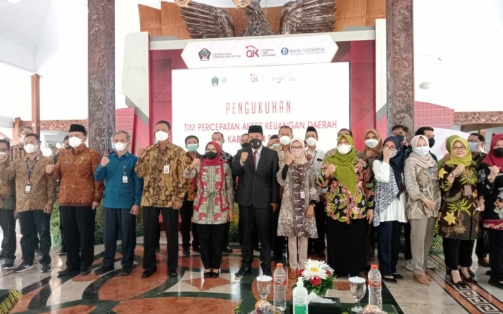 Ketua DPRD Kabupaten Blitar Suwito Saren Satoto (pakai jas dan Peci hitam) Bersama Bupati Blitar dan Tim Percepatan Akses Keuangan Daerah Kabupaten Blitar (foto : Faisal NR / Klikwarta.com)