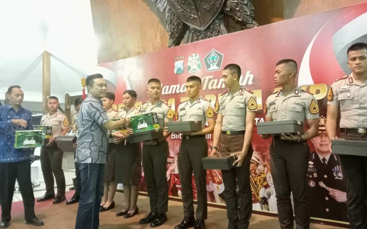 Wakil Bupati Blitar Rahmat Santoso Saat Berikan Cinderamata kepada Taruna Akpol di Pendopo Ronggo Hadinegoro dalam Acara Pisah Taruna Akpol. (foto : Faisal NR / Klikwarta.com)