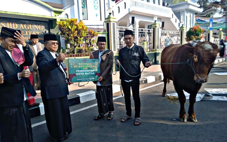 Walikota Blitar Santoso Serahkan Bantuan Hewan Qurban dari Pemkot Blitar ke Ta'mir Masjid Agung Kota Blitar