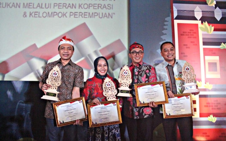 Wakil Bupati Blitar Rahmat Santoso (paling kiri) Bersama Kepala Daerah Lain di Indonesia Saat Terima Penghargaan dari Dekopin pusat (foto : Pemkab Blitar)
