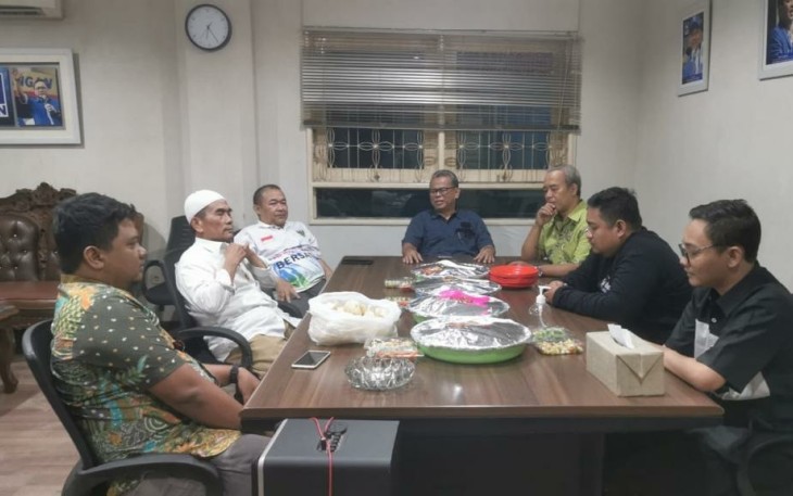 Sejumlah Kader PAN Jawa Timur Hendak Santap Nasi Kebuli Kiriman Wakil Ketua DPW PAN Jawa Timur yang Juga Wakil Bupati Blitar Rahmat Santoso, Peringati HUT PAN ke-24.
