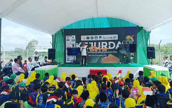 Asisten III Pemkab Blitar Mashudi Saat Sampaikan Sambutan Wakil Bupati Blitar Rahmat Santoso dalam Acara Lomba Robotik Tingkat Kabupaten Blitar Tahun 2022 (foto : Faisal NR / Klikwarta.com)