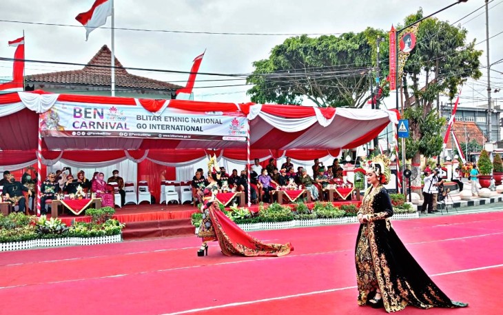 Suguhan Pakaian Nusantara Berhamburan di Blitar Etnich National (BEN) Carnival Kota Blitar Tahun 2022 (foto : Faisal NR / Klikwarta.com)