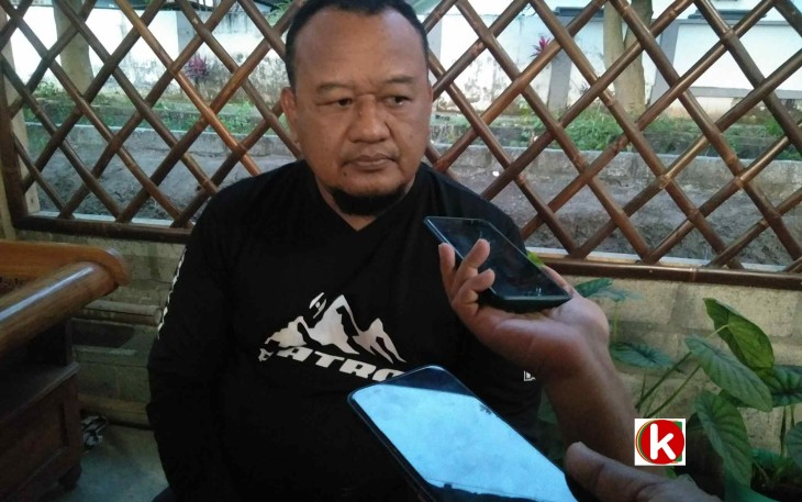Kepala Desa Karangsono, Kecamatan Kanigoro, Kabupaten Blitar, Tugas Naggolo Yudho Dili Prasetyono (Bagas) saat Dihubungi Awak Media Dalam Konferensi Pers. (foto : Faisal NR / Klikwarta.com)