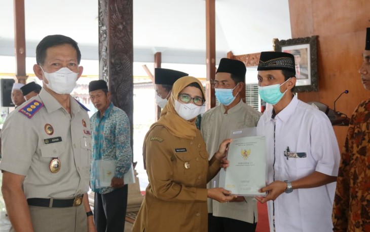 Bupati Blitar Rini Syarifah Serahkan Sertipikat Wakaf