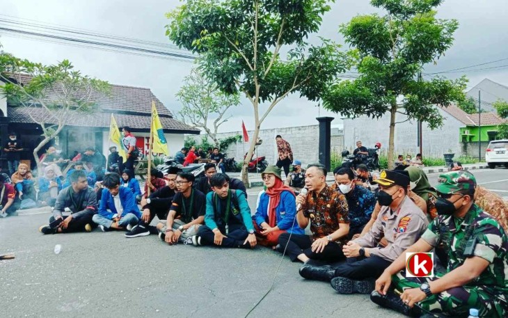 Wabup Blitar Rahmat Santoso (pegang microphone) Saat Sampaikan Tanggapannya di Hadapan Para Mahasiswa Peserta Aksi Penolakan Harga BBM (foto : Faisal NR / Klikwarta.com)