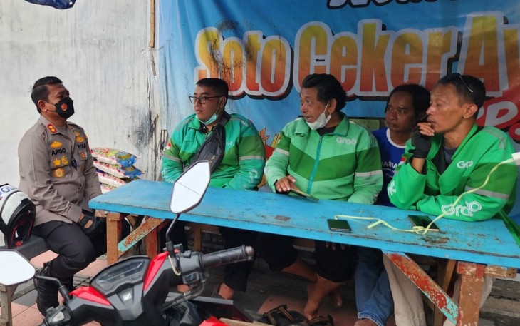 Sejumlah Driver Ojol di Blitar Bercengkerama dengan Kapolres Blitar Kota AKBP Argowiyono Saat Mampir di Markas Ojol Usai Ditengah Patroli
