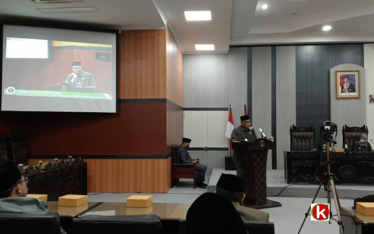 Jubir Banggar DPRD Kabupaten Blitar Sugeng Suroso Bacakan Hasil Pembahasannya terkait Raperda APBD-P Tahun Anggaran 2022 (foto : Faisal NR / Klikwarta.com)