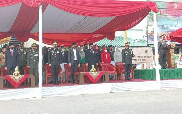 Wabup Blitar Rahmat Santoso bersama Jajaran Forpimda Blitar Raya Ikuti Upacara HUT TNI ke- 77 di Kodim 0808/Blitar