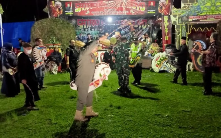 Sambil Jaranan, Satpol PP Pemkab Blitar Kembali Sosialisasi Undang-undang Cukai, Kali ini di Kecamatan Doko.