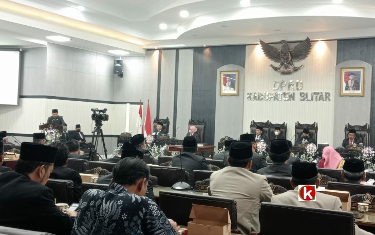Jubir Banggar DPRD Kabupaten Blitar Chandra Purnama Bacakan Hasil Pembahasan Raperda APBD tahun anggaran 2023 di Dalam Forum Rapat Paripurna DPRD Kabupaten Blitar ( Foto : Faisal NR / Klikwarta.com)