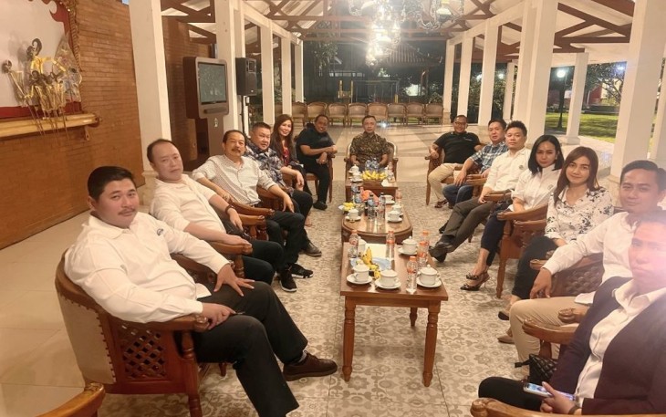 Wakil Bupati Blitar Rahmat Santoso (duduk paling ujung bagian tengah) Bersama Keluarga Besarnya di Pendopo Kabupaten Blitar