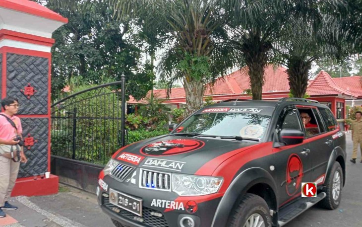 Anggota Komisi III DPR RI Arteria Dahlan Hendak Meninggalkan Rumah Dinas Walikota Blitar Usai Mendatangi Walikota Blitar Menyusul Tragedi Perampokan (foto : Faisal NR / Klikwarta.com)