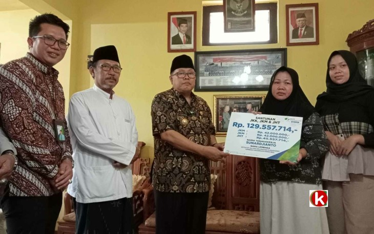 Walikota Blitar Santoso bersama Kepala BPJS Ketenagakerjaan Cabang Blitar Salurkan Jaminan Perlindungan Ketenagakerjaan kepada keluarga Peserta BPJS Ketenagakerjaan (foto : Faisal NR / Klikwarta.com)