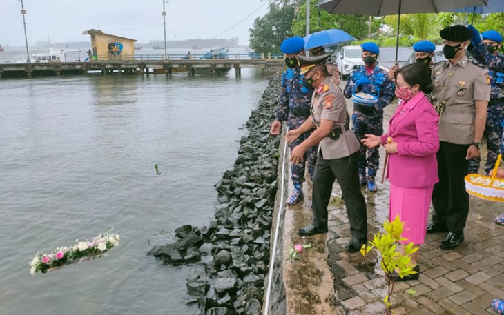 Kapolda Bengkulu saat Tabur Bunga di Laut 