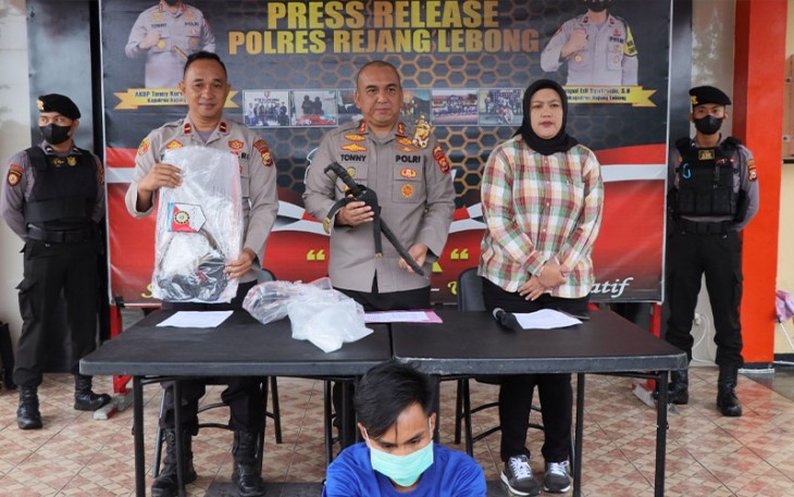 Kapolres Rejang Lebong Polda Bengkulu AKBP Tonny Kurniawan didampingi Kapolsek Bermani Ulu Ipda Sina Alfarobi dan Kasi Humas Iptu Bertha saat menggelar Press Release di Mapolres Rejang Lebong, Jumat (02/09/2022).