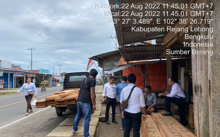 Polisi saat amankan seorang pria Angkut Kayu Ilegal gunakan mobil Pick Up Carry Futura Warna Hitam, Senin kemarin (22/8) sekira pukul 11.40 WIB. 