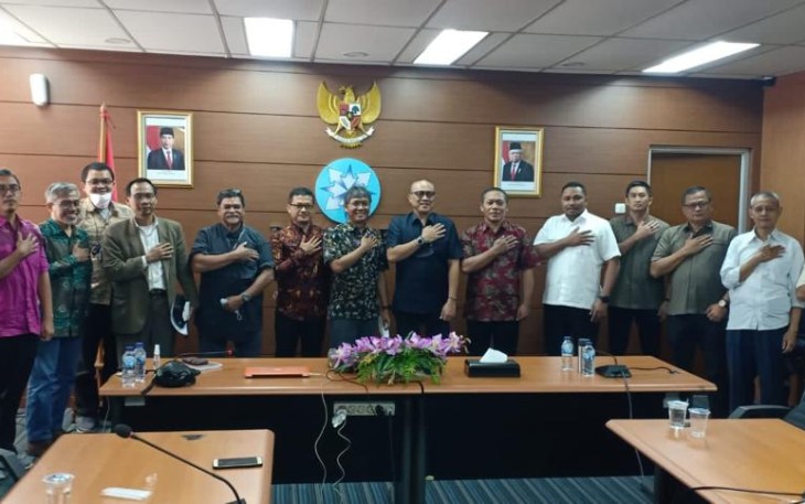 Foto bersama saat selesai rapat 