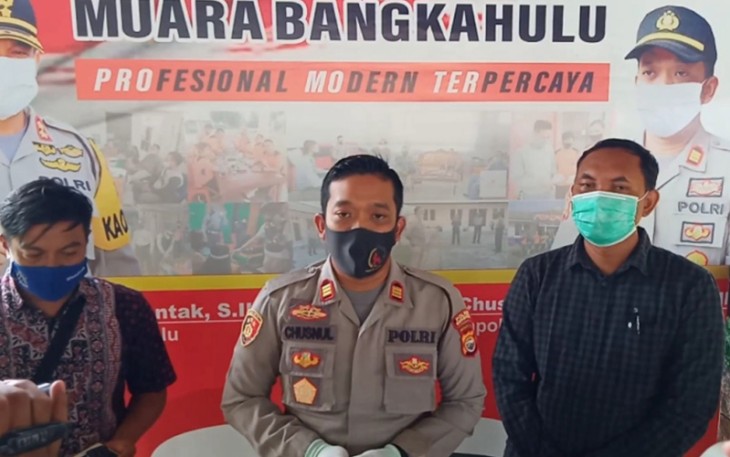 Kapolsek Muara Bangkahulu AKP Chusnul Qomar, SH.,S.Ik saat memberi keterangan pers