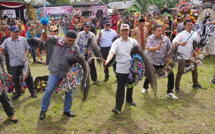 Gubernur Rohidin (kaos putih) saat Main Kuda Kepang