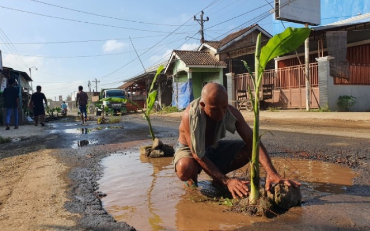 Jalan rusak di wilayah  Kecamatan Dukuhseti
