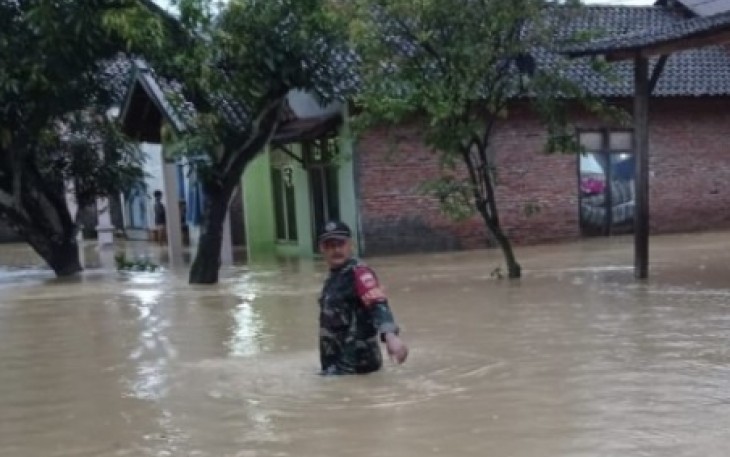 Serma Slamet terjang banjir pantau wilayah binaan 