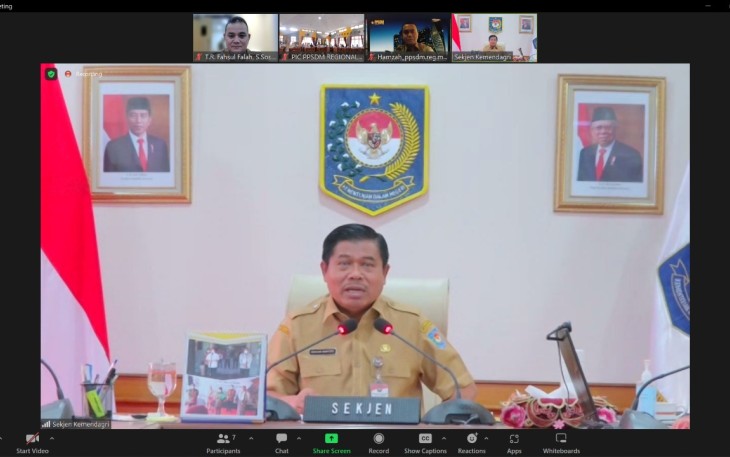 Sekjen Kemendagri Suhajar Diantoro saat membuka Pelatihan Kepemimpinan Administrator Angkatan VIII Tahun 2022 secara virtual, Senin (3/10/2022). 