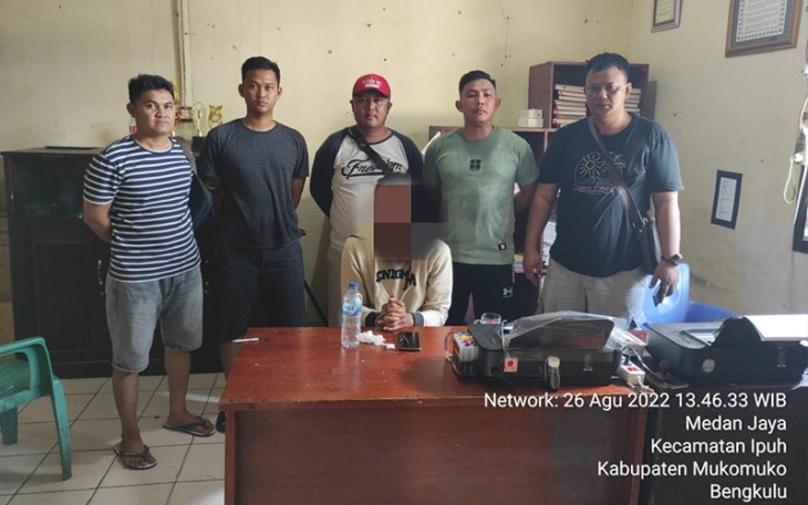 Tersangka (duduk diborgol) saat diamankan petugas