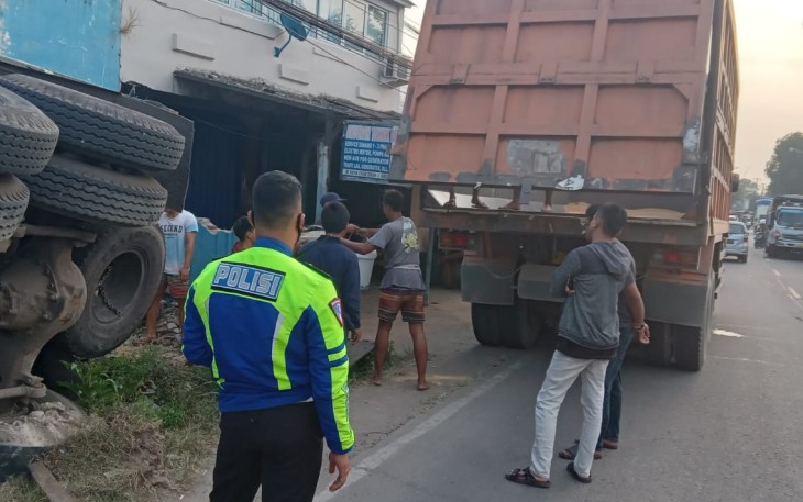 Pasca kejadian, truk usai terguling