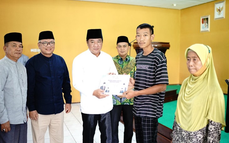 Wakil Gubernur Bengkulu Rosjonsyah didampingi Ketua Baznas Provinsi Bengkulu, Karo Pemerintahan dan Kesra Provinsi Bengkulu, Bank Bengkulu, Bank Syariah Indonesia, Dinas Sosial saat mendistribusikan zakat kepada 230 mustahik bertempat di Kantor Baznas Provinsi Bengkulu, Jum'at (24/06)..