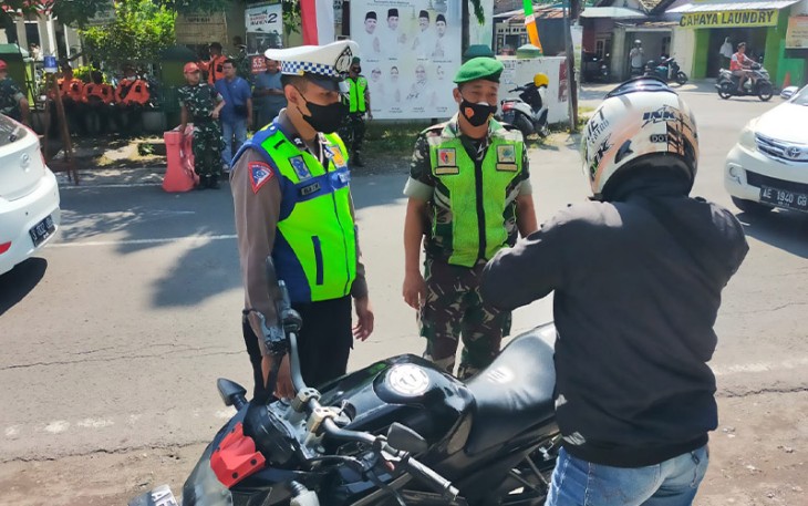 TNI-Polisi saat Lakukan Penyekatan di Perbatasan Madiun