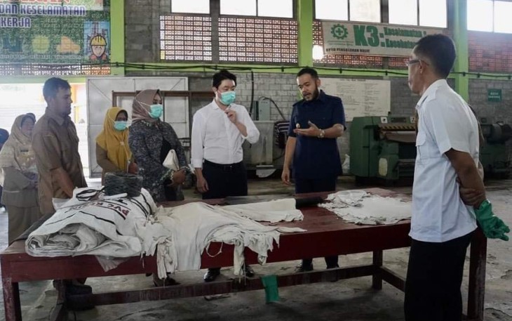 Wali Kota Padang Panjang memperkenalkan sejumlah produk unggulan Kota Padang Panjang kepada pengusaha Korea Selatan Stephen Park Junghyun.