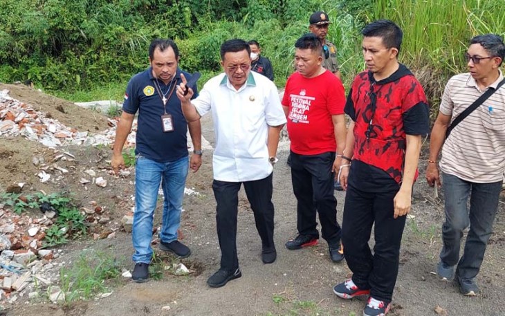 Walikota Bitung saat melakukan peninjauan pembangunan infrastruktur Kesehatan