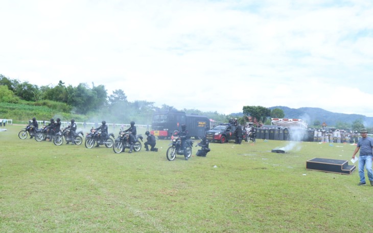 Suasana simulasi sistem pengamanan kota di Lapangan Pacuan Kuda Gulai Bancah, Kota Bukittinggi, dalam persiapan menjelang pemilu serentak tahun 2024