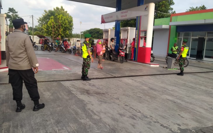 Babinsa Koramil Mantingan Bersama Bhabinkamtibmas saat Pantau SPBU