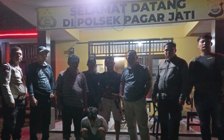 Tersangka (duduk diborgol) saat diamankan