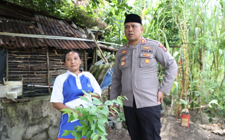 Kapolres Karimun saat sambangi Keluarga Ismail