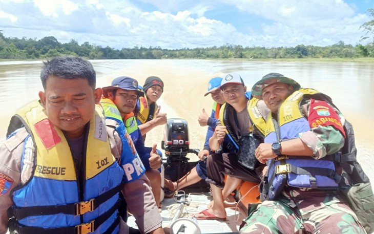 Babinsa Koramil Tewah Bersama Instansi saat Terkait Cek Debit Air Pasca Banjir 