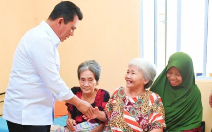 Gubernur Ansar saat kunjungi warga lansia