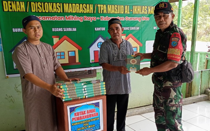 Babinsa Kampuri saat Serahkan Bantuan Al Qur'an Kepada Pengurus Masjid Al Ikhlas 