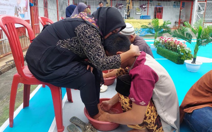 Warga Binaan Lapas Suliki melaksanakan prosesi Basuh Kaki Ibu pada perayaan Hari Ibu di Tahun 2022.