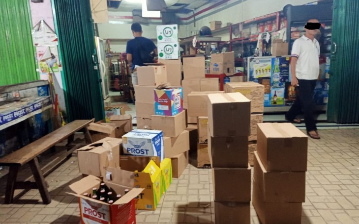 Ribuan Botol Miras yang disita polisi