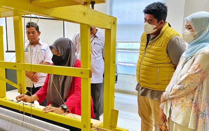 Bupati Bintan bersama ketua Dekranasda Bintan Hafizha saat memperhatikann cara bertenun