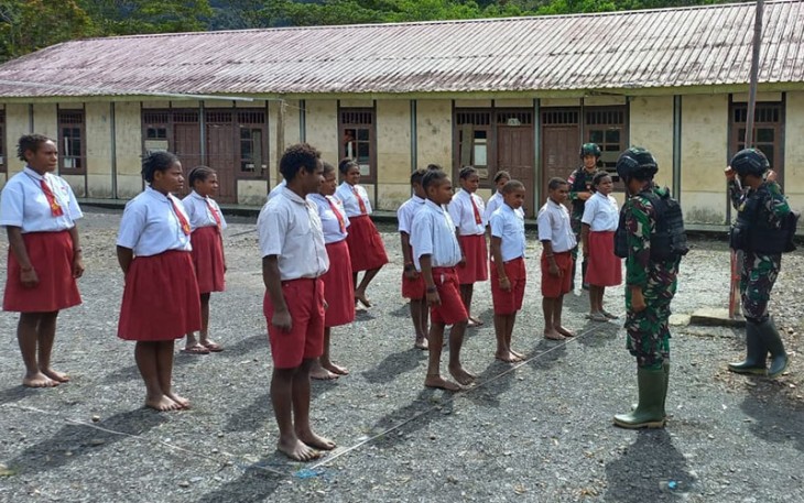 Satgas TNI Yonif 405/SK saat Mengajar di Pedalaman Papua
